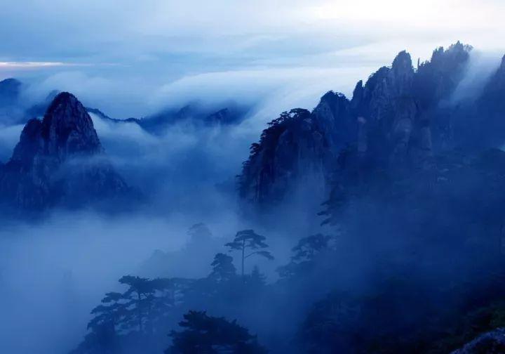 歌词你孤单坐在黑夜里问候是什么歌?-有问必答平台