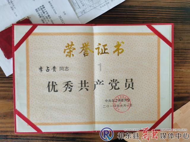 “三衢义警”服务队为过往司机乘客送服务 返乡路上 这一杯热茶很暖